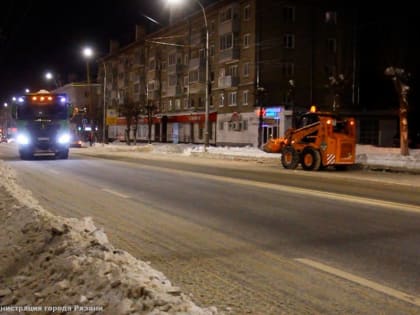 Снег с городских улиц вывозят круглосуточно