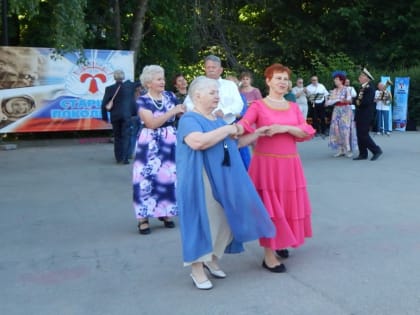 В городском саду играет духовой оркестр