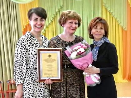 Галина Трушина поздравила с юбилеем педагога-психолога сада №35 Татьяну Глухареву