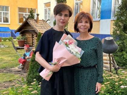 Галина Трушина поздравила с днем рождения директора детского сада № 35 Наталью Борисенко