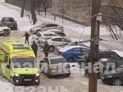 На улице Семёна Середы в Рязани застряла машина реанимации