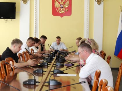 Депутаты городской Думы обсудили вопросы подготовки школ к новому учебному году