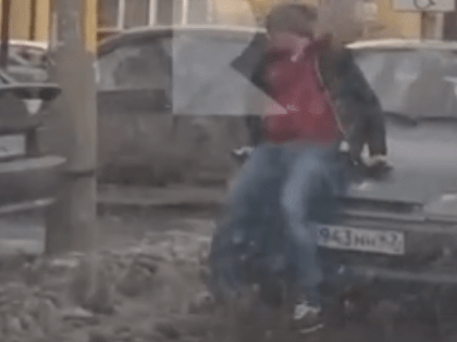 20 января водитель ВАЗа на улице Радищева провёз на капоте обидчика в Рязани