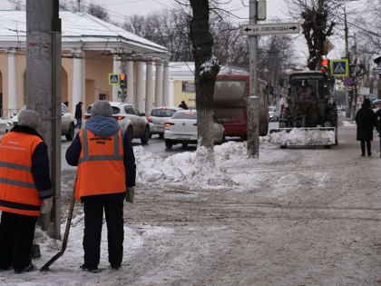 В Рязани продолжают расчищать остановки и пешеходные переходы