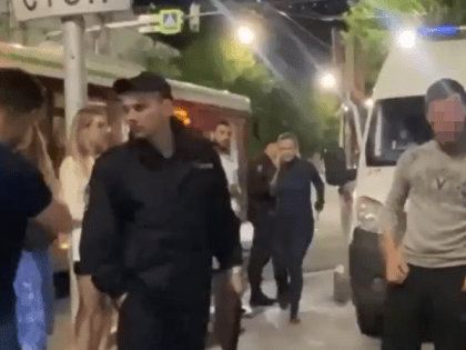 Группа подростков избила курьера-доставщика в центре Рязани