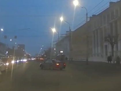 На Первомайском проспекте в Рязани водитель решил «подрифтить» и вылетел на тротуар