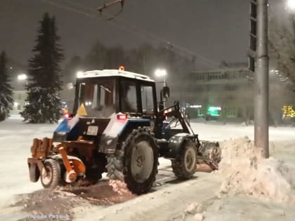 Спецтехника ночью выйдет на уборку дорог и тротуаров