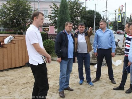 Тротуар у торговых рядов на ул. Краснорядской временно доложили плиткой для вторичного использования