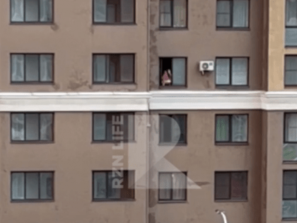 Жители Рязани засняли сидящую на подоконнике пятого этажа девушку