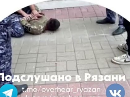 На улице Почтовой задержали и передали полицейским мужчину в военной форме