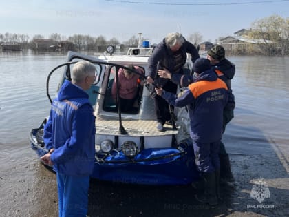 В Рязанской области женщину эвакуировали из отрезанного водой села