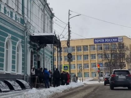 Около здания Арбитражного суда в Рязани засняли кинологов