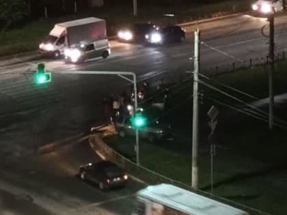 В Канищеве легковушка вылетела на тротуар после ДТП