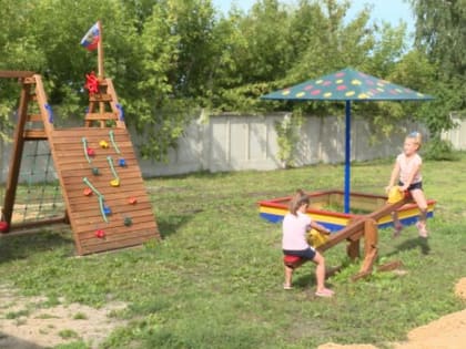 Жители Сапожковского района добились установки детской площадки