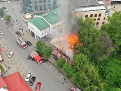 Пожар в деревянном доме в центре Рязани сняли с высоты