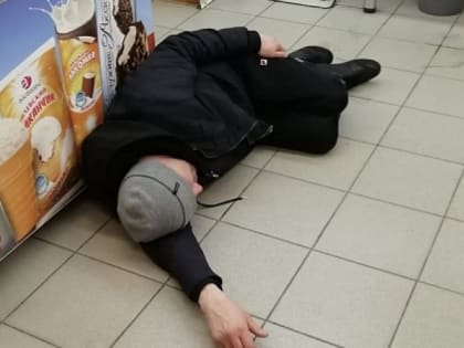 Жители Рязани жалуются на алкопритон у магазина «Дикси»