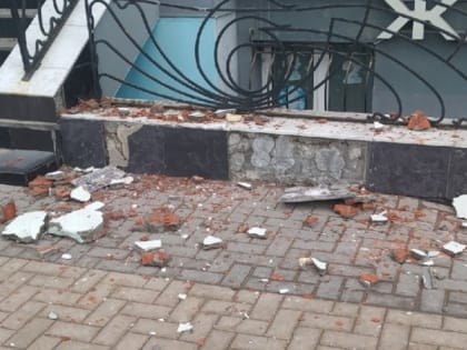 Со здания на улице Ленина в Рязани обрушилась часть фасада