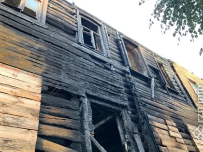 На улице Право-Лыбедской снова загорелся деревянный дом