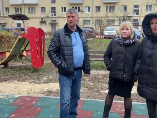 Александр Сидоров оценил качество новой детской площадки на улице Ленина