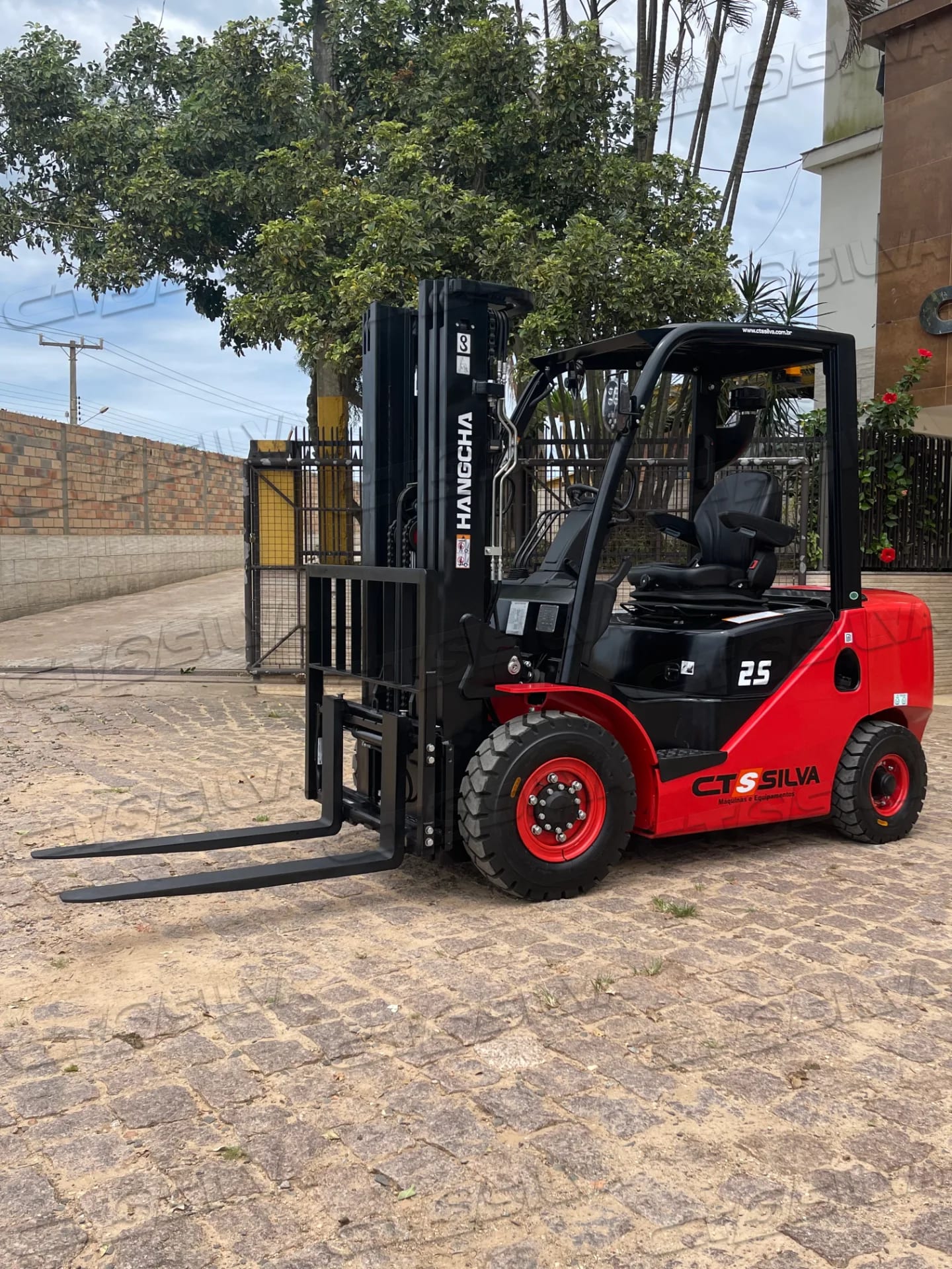 Empilhadeira Contrabalançada Série XF de 1.500Kg a 3.500kg