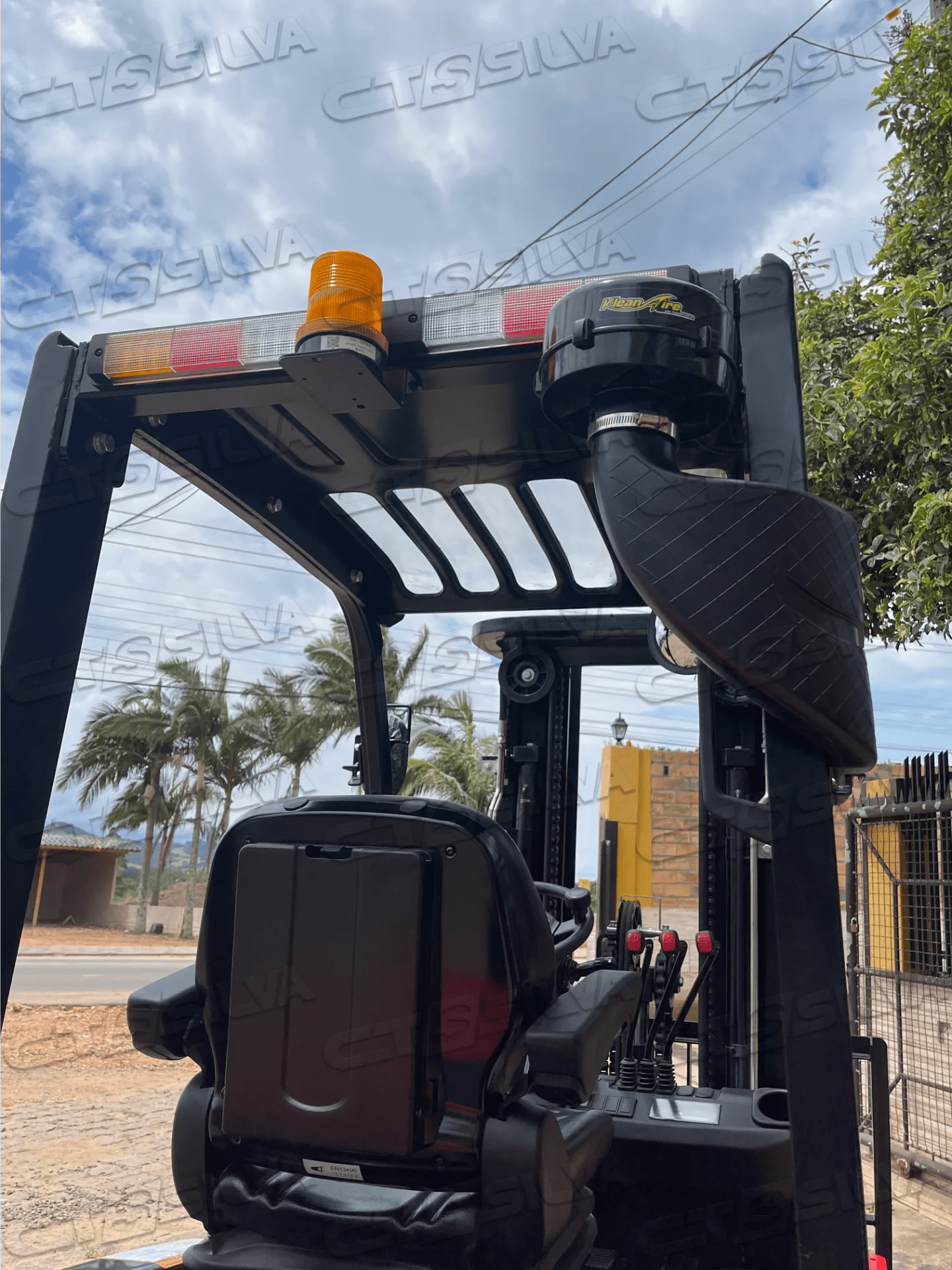 Empilhadeira Contrabalançada Série XF de 1.500Kg a 3.500kg