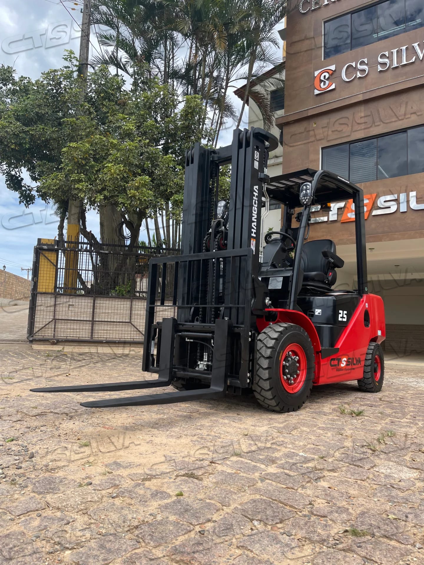 Empilhadeira Contrabalançada Série XF de 1.500Kg a 3.500kg
