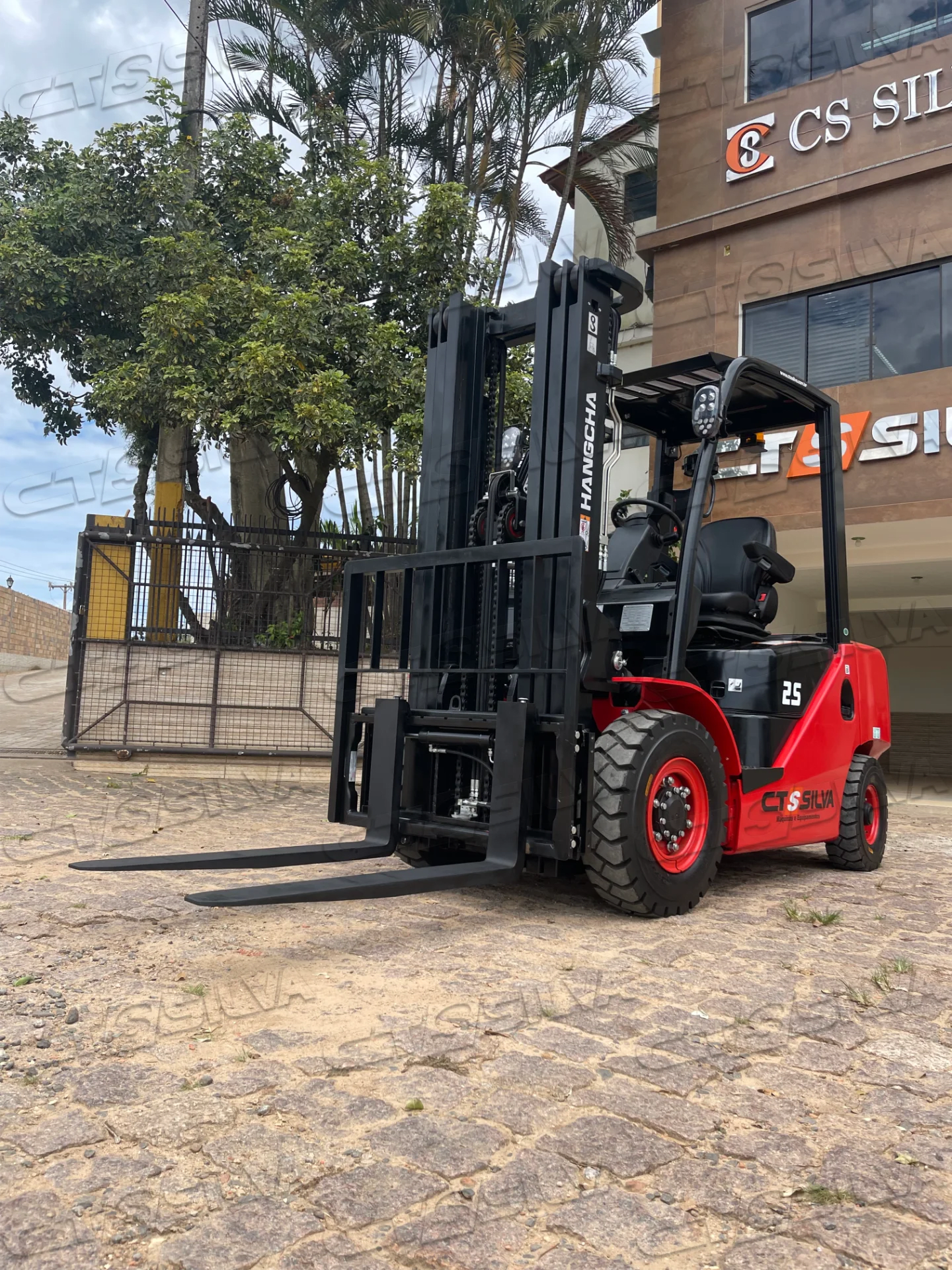 Empilhadeira Contrabalançada Série XF de 1.500Kg a 3.500kg