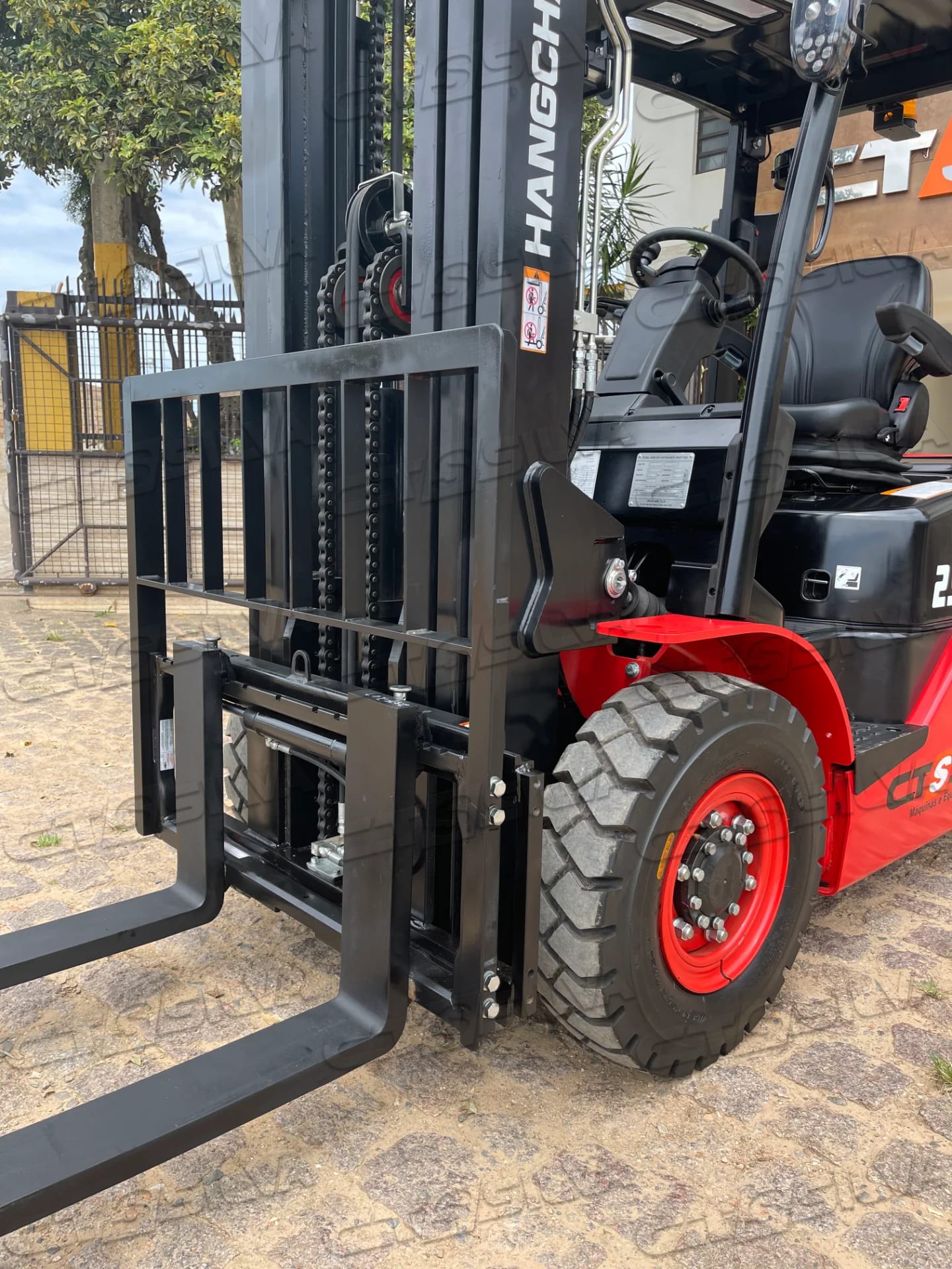 Empilhadeira Contrabalançada Série XF de 1.500Kg a 3.500kg