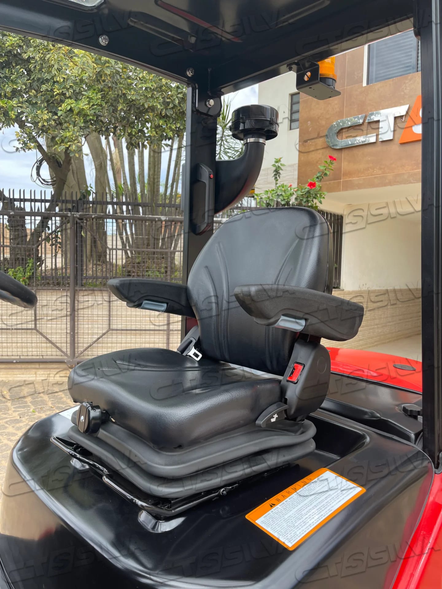 Empilhadeira Contrabalançada Série XF de 1.500Kg a 3.500kg