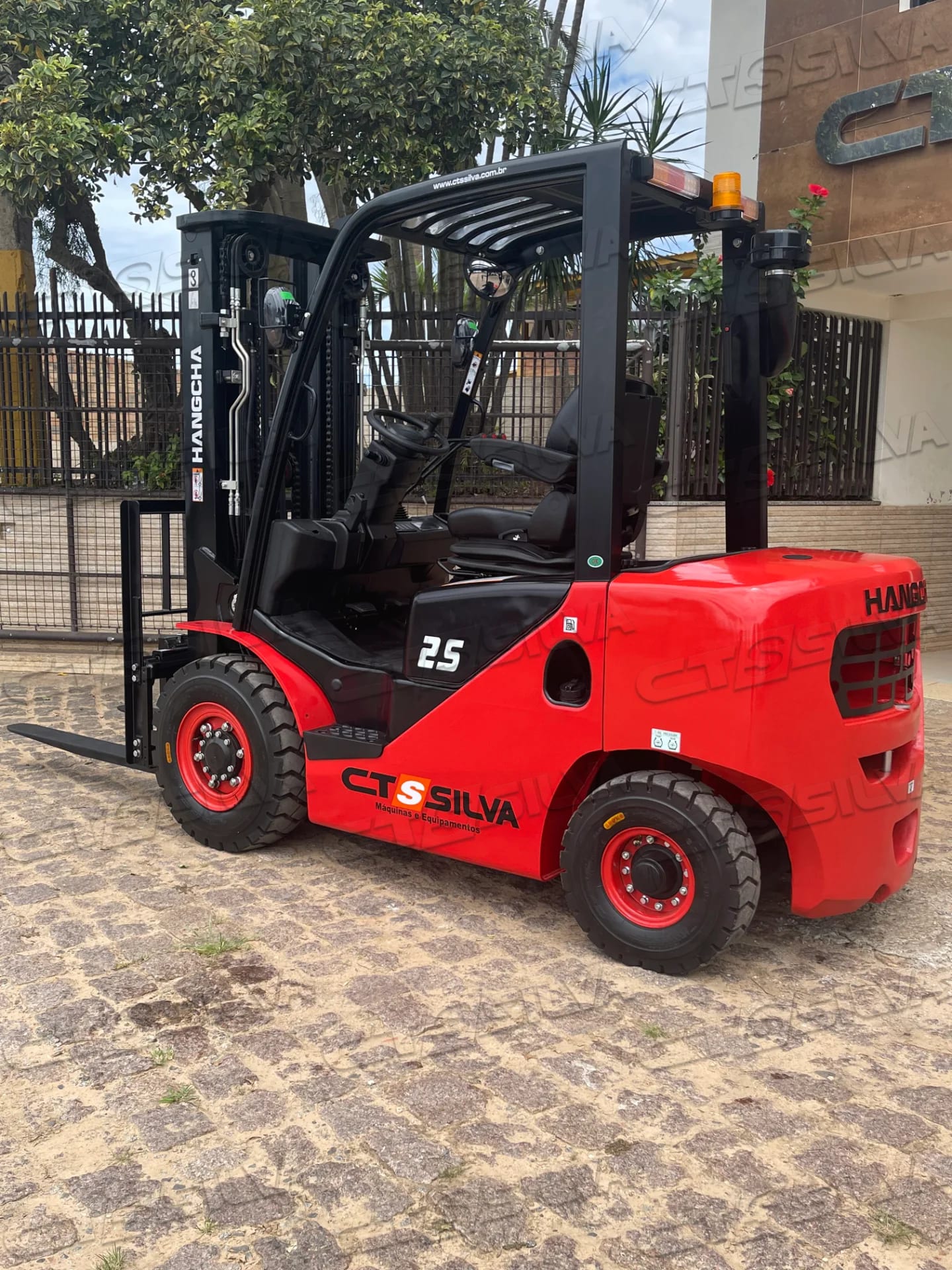 Empilhadeira Contrabalançada Série XF de 1.500Kg a 3.500kg