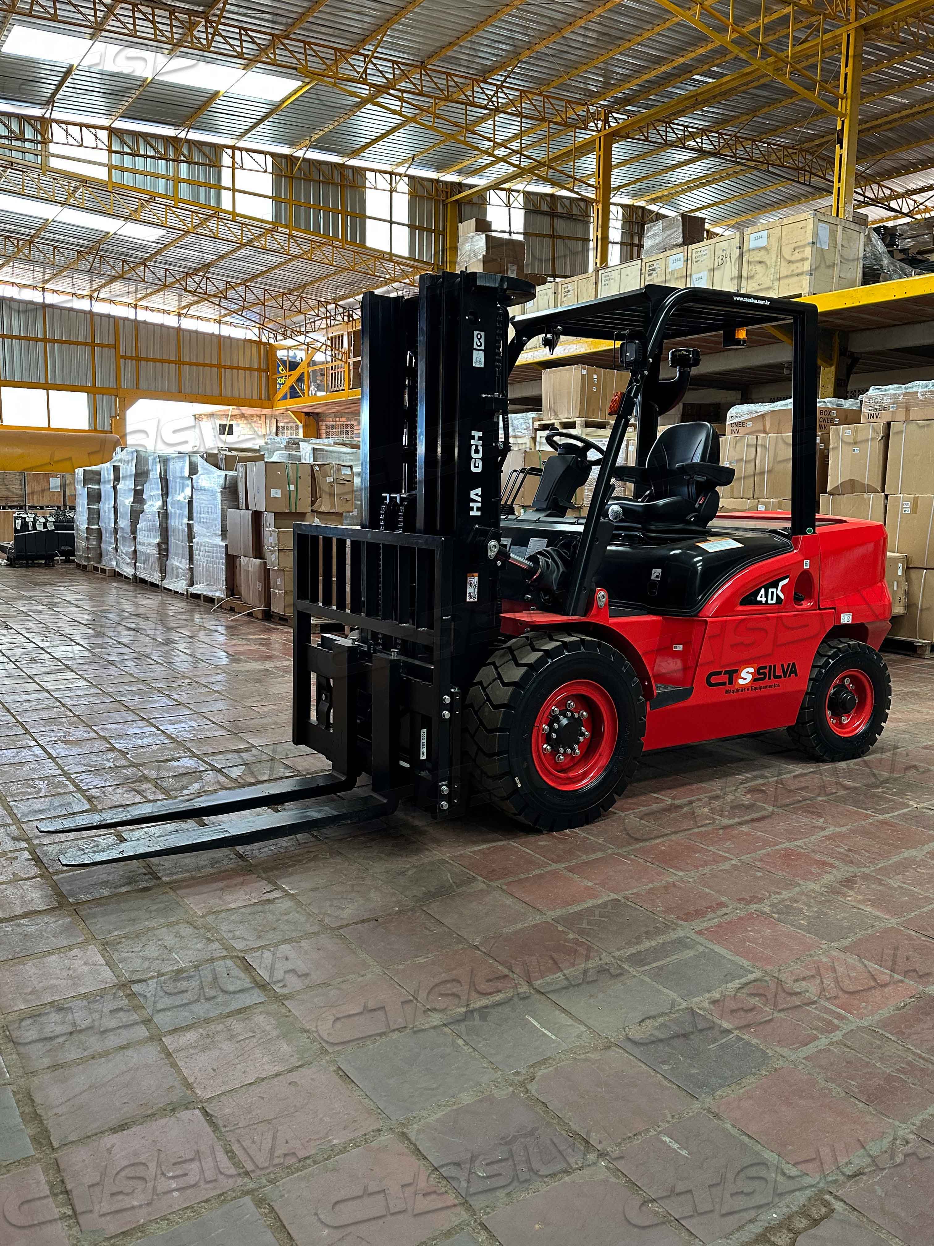Empilhadeira Contrabalançada Série XR de 4.000Kg a 5.000kg