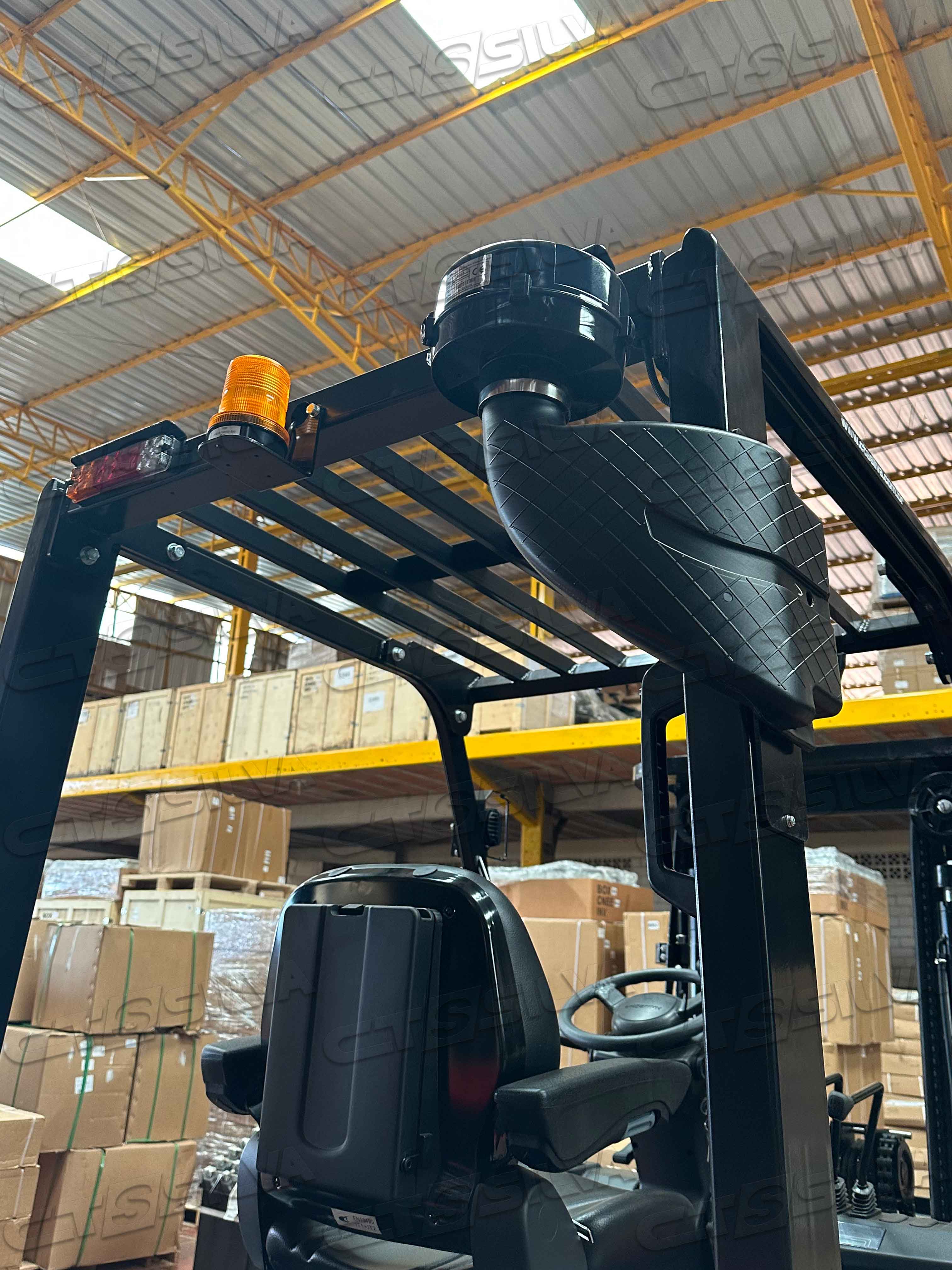 Empilhadeira Contrabalançada Série XR de 4.000Kg a 5.000kg