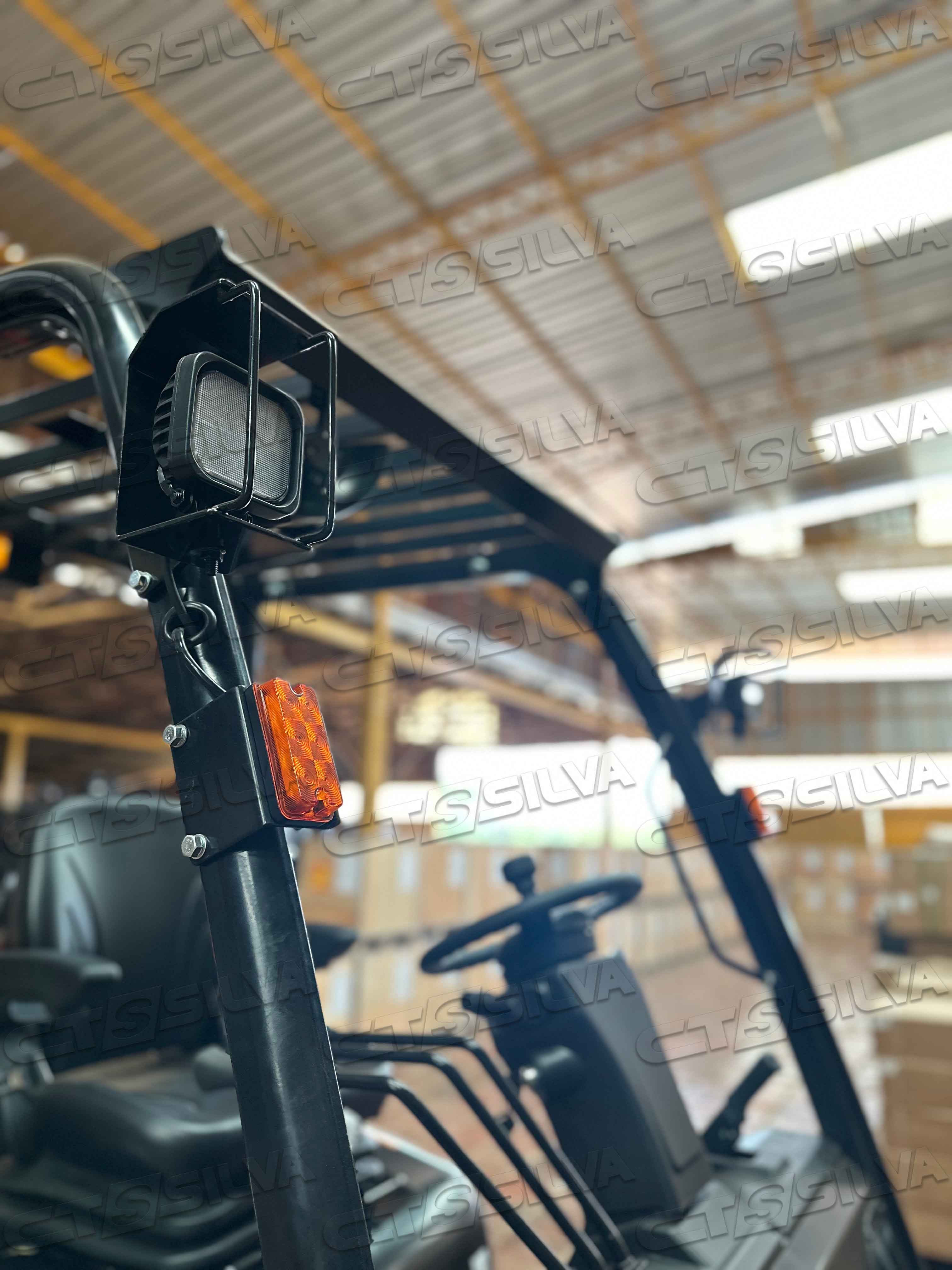 Empilhadeira Contrabalançada Série XR de 4.000Kg a 5.000kg