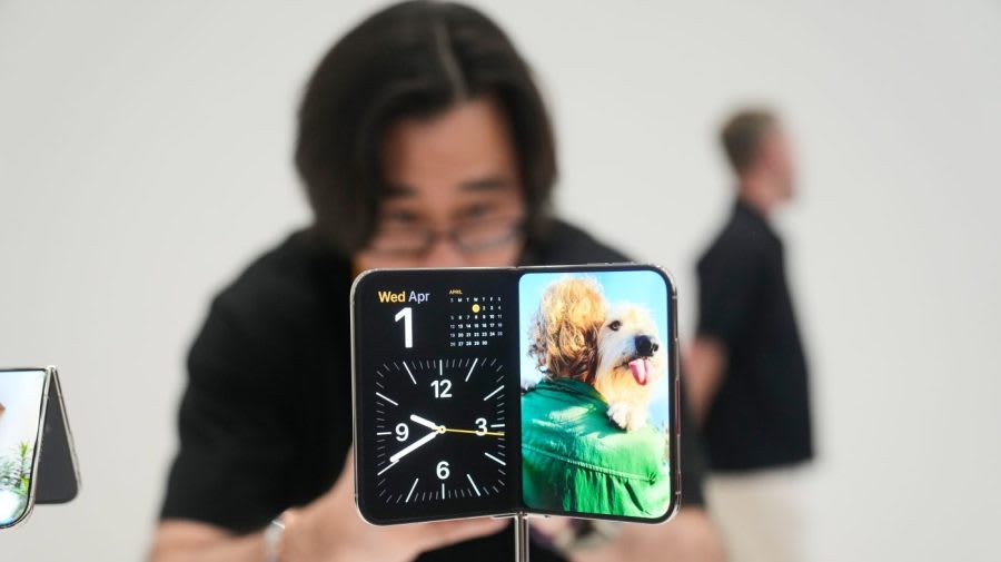 Apple Unveils $1,999 Foldable iPhone Duo with AI Integration