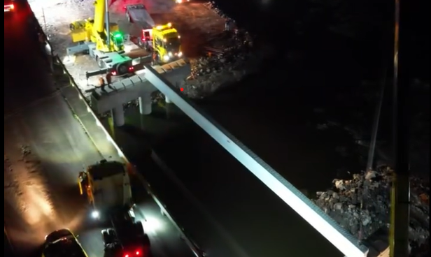 Primera noche de montaje de trabes en el nuevo puente sobre el río Santiago