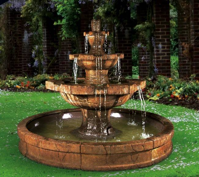 Grenoble Fountain in Pool 21pc