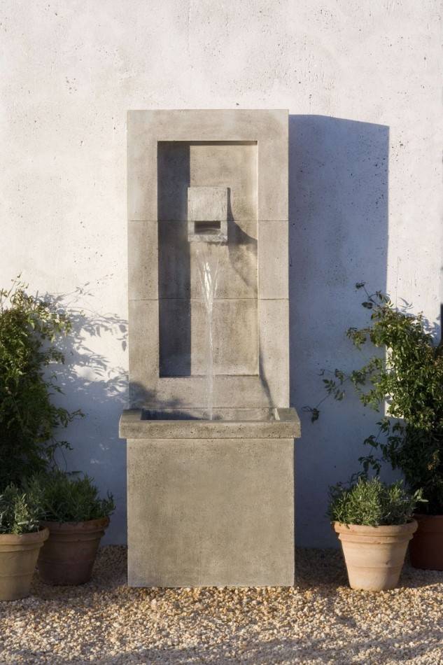Moderne Concrete Wall Fountain