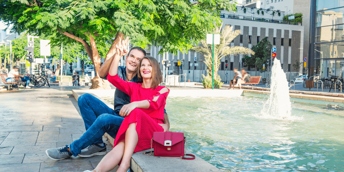 200.1.Couple-enjoying-city-fountain
