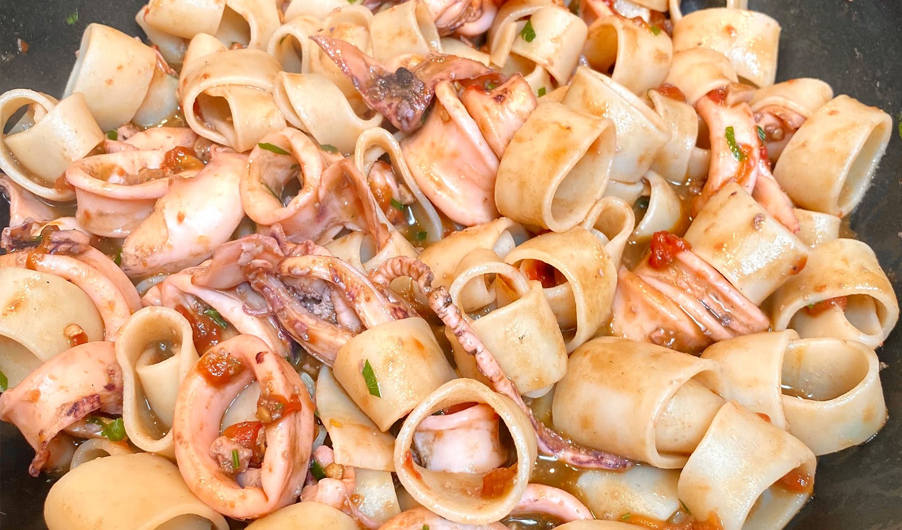 Si la salsa queda poco líquida, añadir agua de la cocción de la pasta, para que pueda terminar de cocerse, hacer un poco de "chup chup" y acabar de absorber bien todos los sabores.