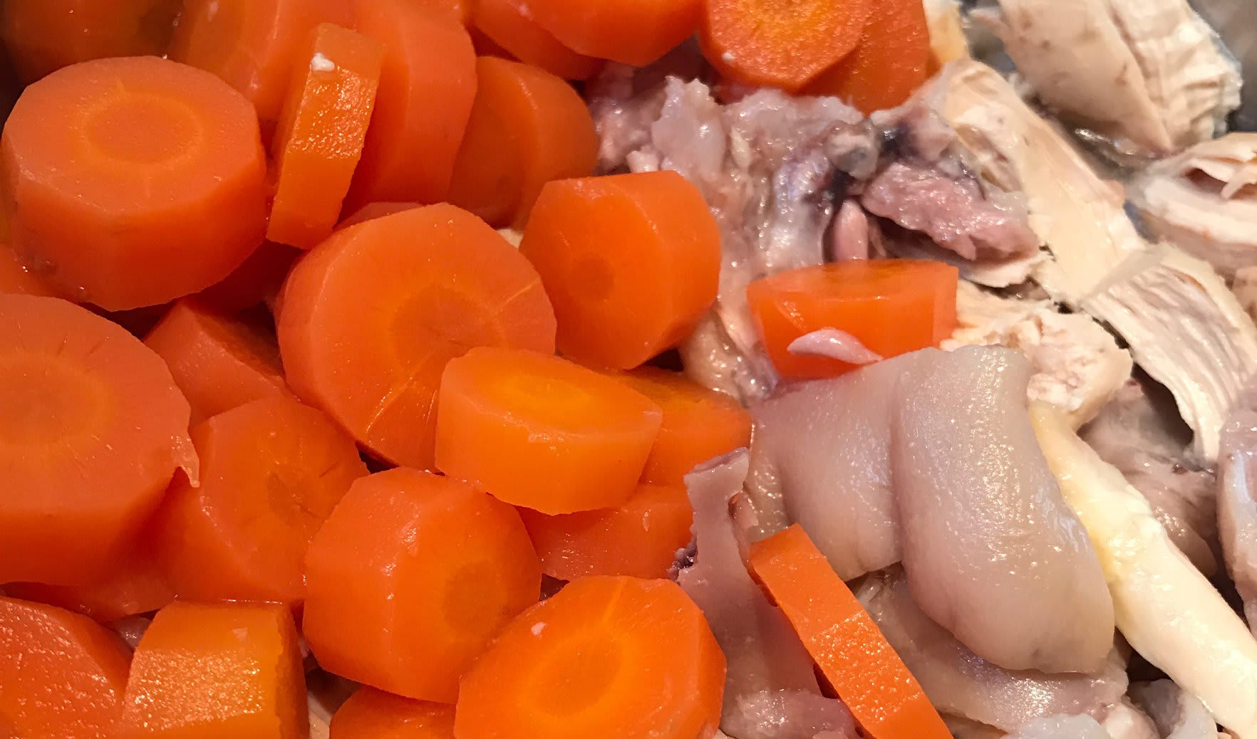 Verduras y carne de olla deshuesadas y cortadas