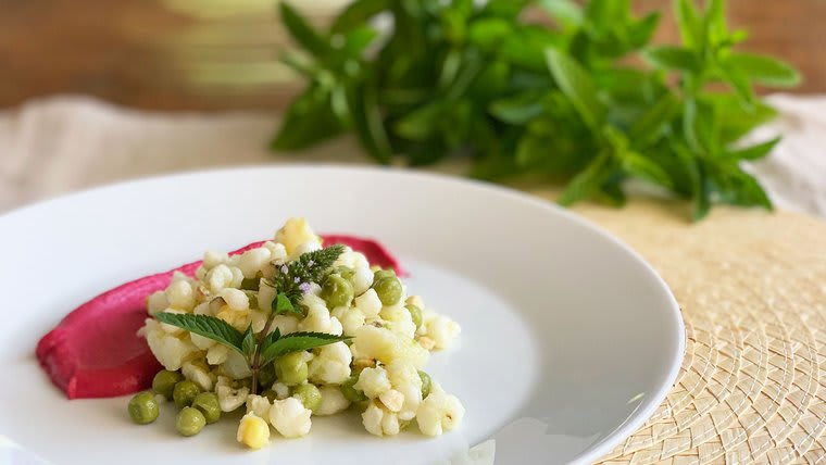 Ensalada de maíz escairado con hummus de remolacha