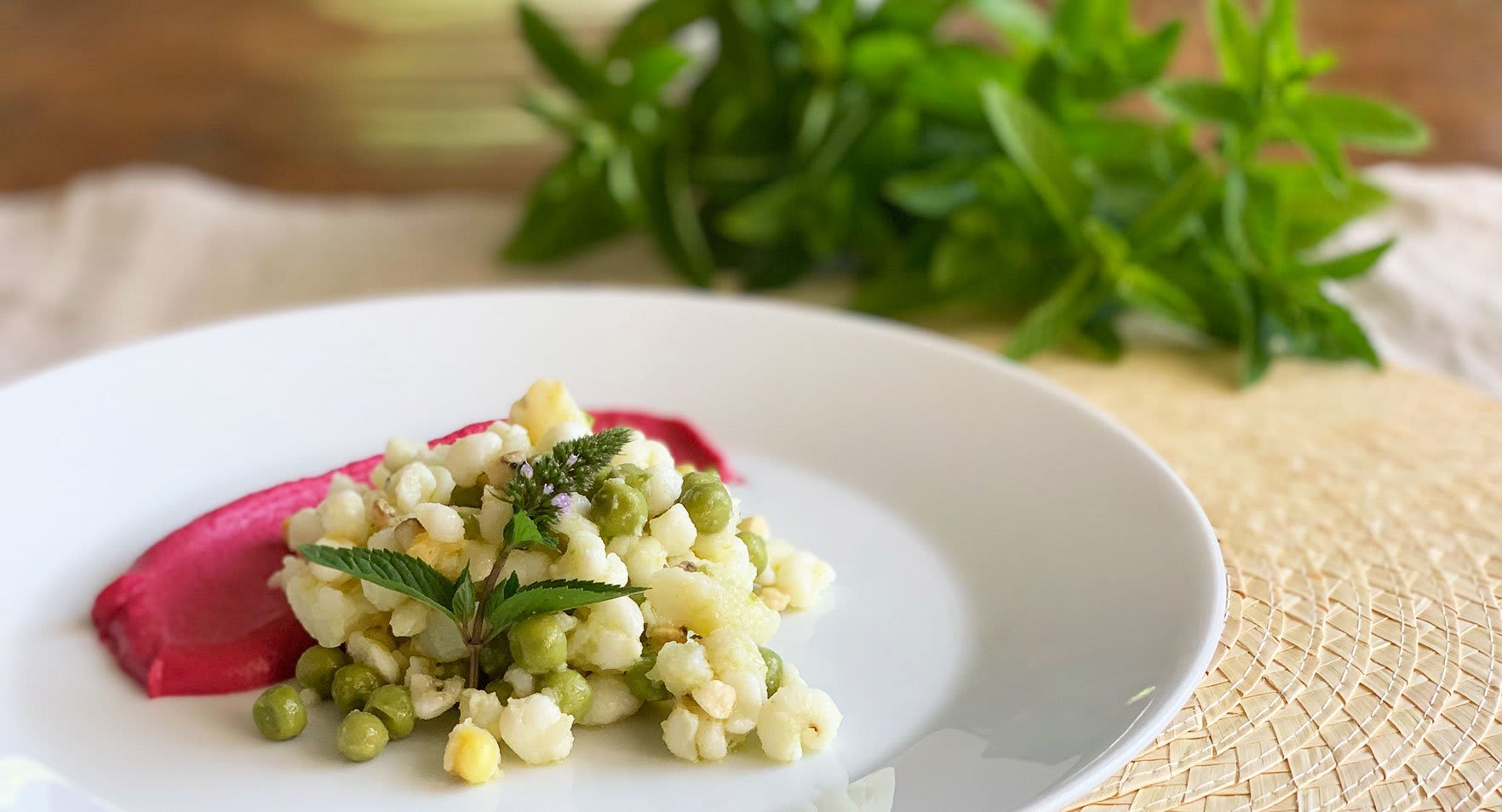 Ensalada de maíz escairado con hummus de remolacha