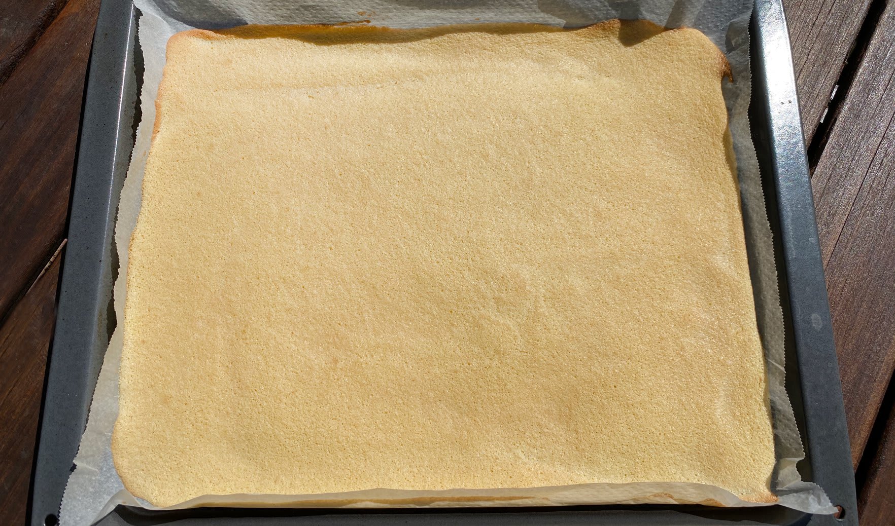 Plancha de bizcocho genovés, de harina de maíz escairado.