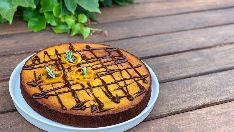 Pastelitos de sémola de maíz escairado con naranja y romero