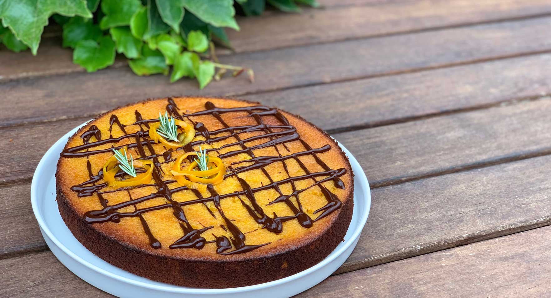 Pastelitos de sémola de maíz escairado con naranja y romero