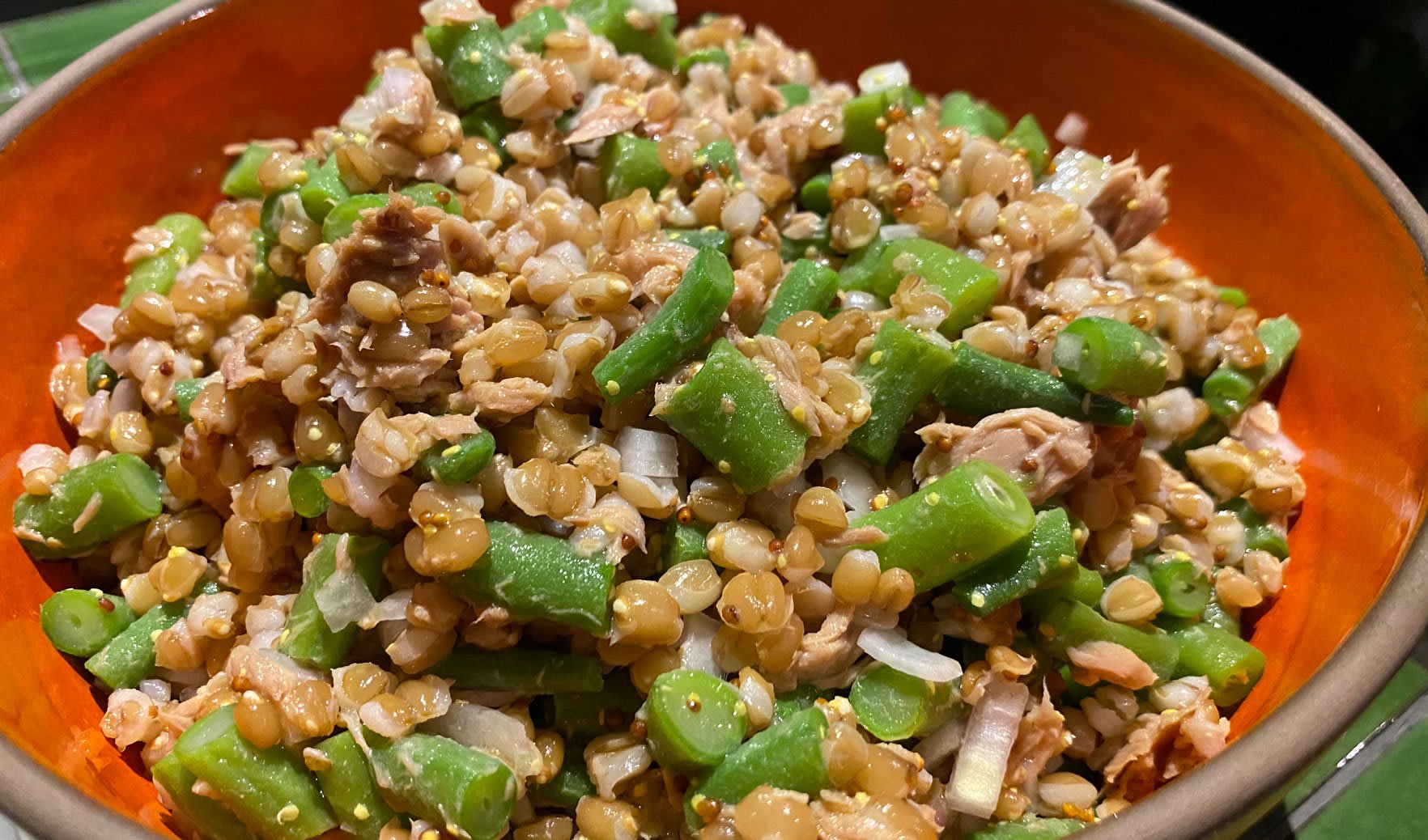 Ensalada fría de trigo escairado con judía verde y cebolla del huerto.