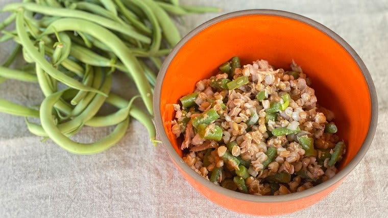 Ensalada de trigo escairado con judía verde