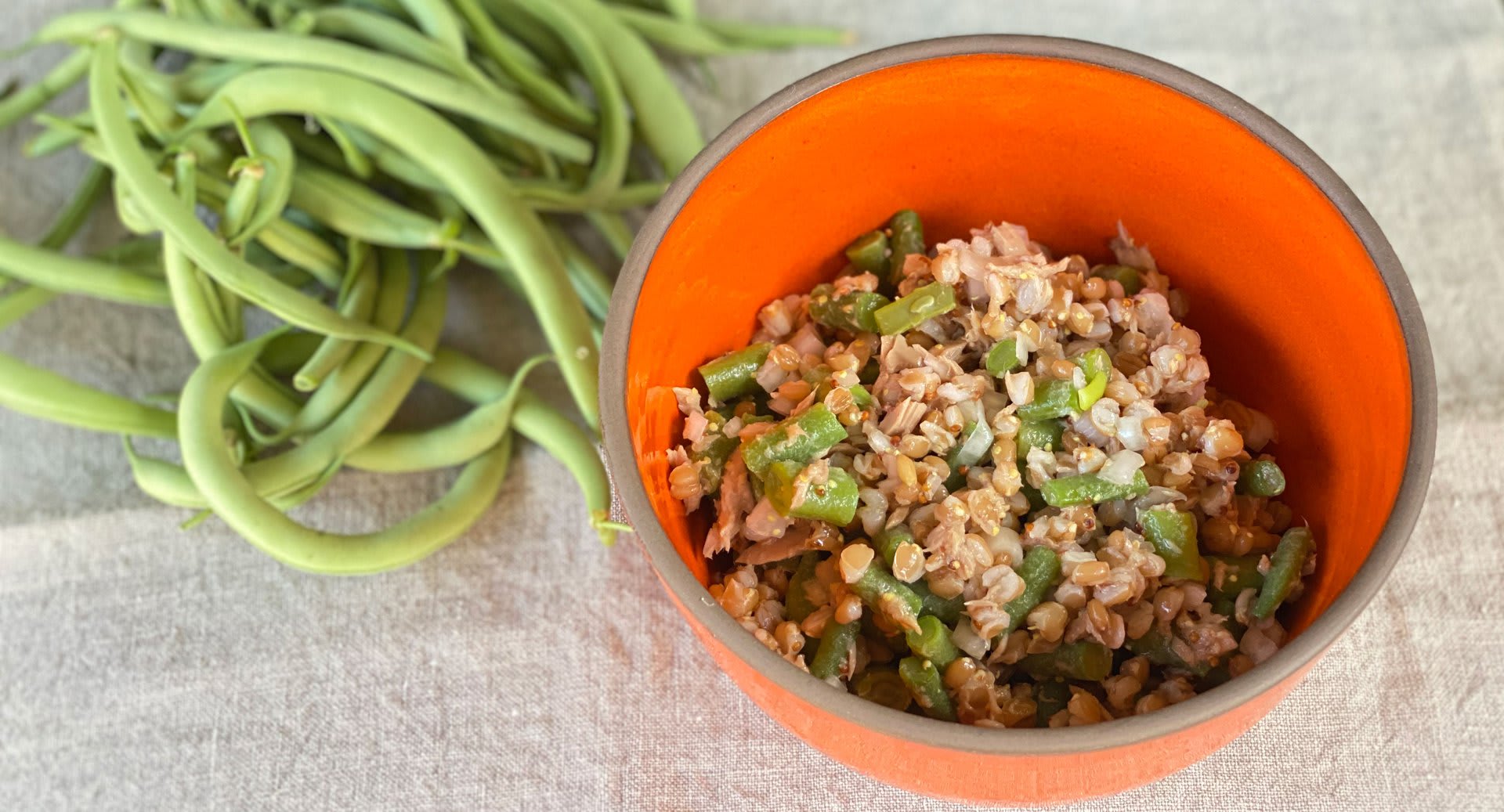 Ensalada de trigo escairado con judía verde