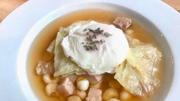 Maíz escairado con caldo de gallina y huevo escalfado