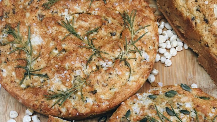Pan de harina de maíz escairado y nueces